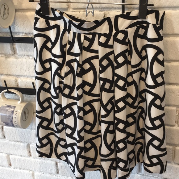 Black and white skirt - Picture 1 of 5